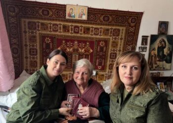 Офицеры СУ СК России по Херсонской области навестили 95-летнюю участницу Великой Отечественной войны